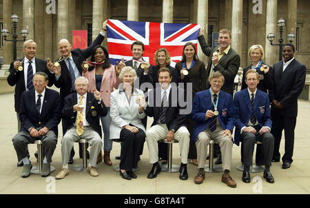 Olympioniken von 1948 bis zum heutigen Tag starten Camelots neue Scratchcard `Going for Gold` - die erste nationale Lotterie-Scratchcard, die der Geldbeschaffung für die Olympischen Spiele 2012 in London gewidmet ist - im British Museum im Zentrum von London Mittwoch, den 21. September 2005. Bild zeigt (vordere Reihe von links nach rechts): 1948 Ruderer Bertie Bushnell, 1956 Boxer Terry Spinks, 1960 Schwimmerin Anita Lonsbrough, 1964 Athletin Lynn Davies, 1968 Segler Rodney Patisson, 1972 Pferdesportler Richard Meade, (hintere Reihe von links nach rechts) 1976 Segler Reg White, 1980 Schwimmerin Duncan Goodhew, 1984 Athletin Tessa Sanderson, 1988 Stockfoto